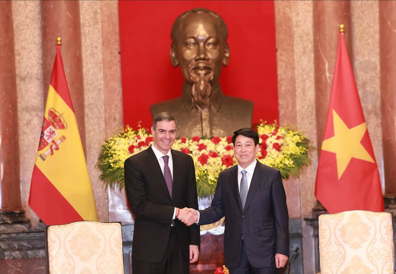 Politburo member and President Luong Cuong received Spanish Prime Minister Pedro Sanchez. Photo: Hai Nguyen