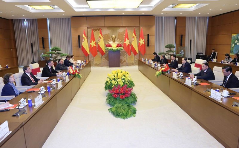 Politburo member and National Assembly Chairman Tran Thanh Man met with Spanish Prime Minister Pedro Sanchez. Photo: Hai Nguyen