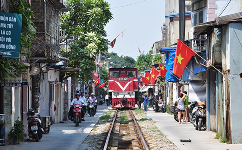 The Chairman of Hai Phong City People's Committee requested strict handling of subjects who threw soil, rocks, and dirt onto trains. Photo: Hai Phong Portal