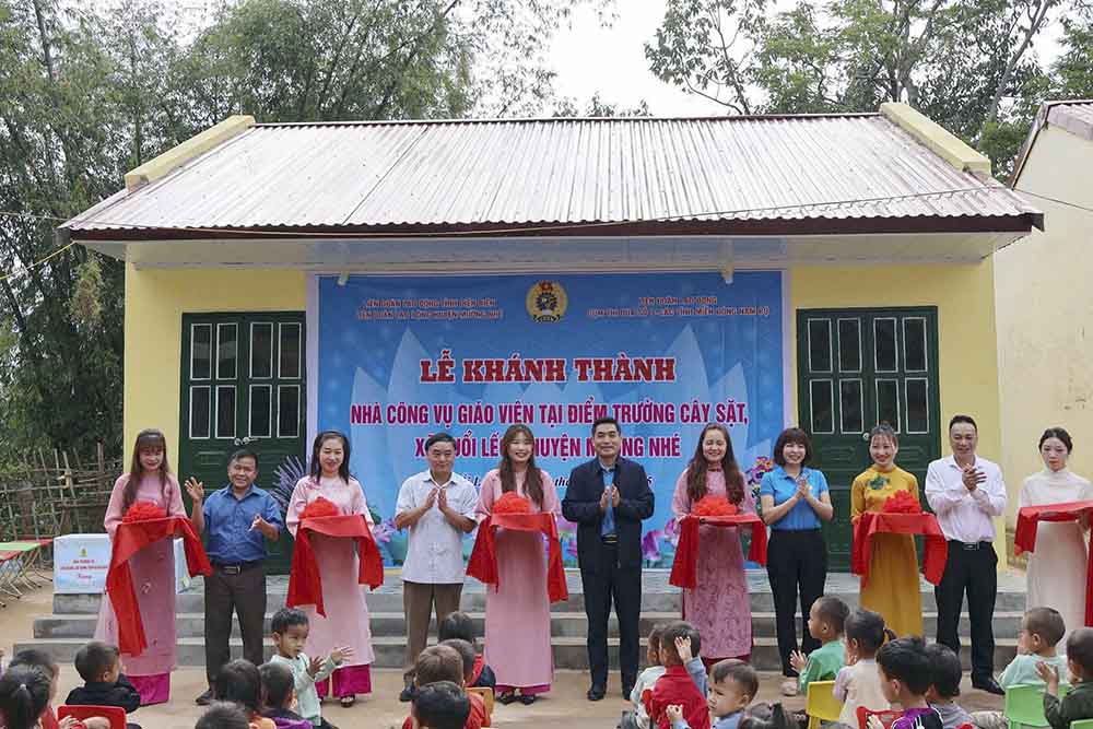 El lider de la LDLD de la provincia de Dien Bien y el grupo de competicion numero 9 entregaron la vivienda para el lugar de la escuela Cay Sat. Imagen: Enseñanza