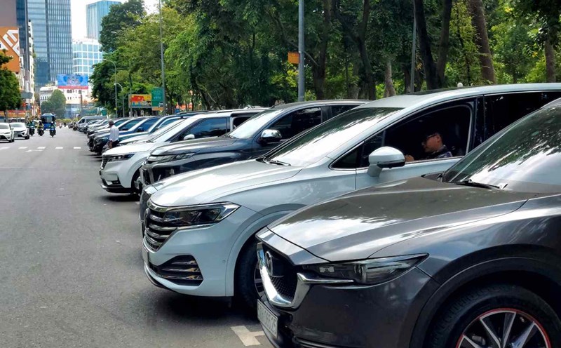 The toll parking lot on Le Lai Street (District 1, Ho Chi Minh City) is packed with vehicles. Photo: Minh Quan