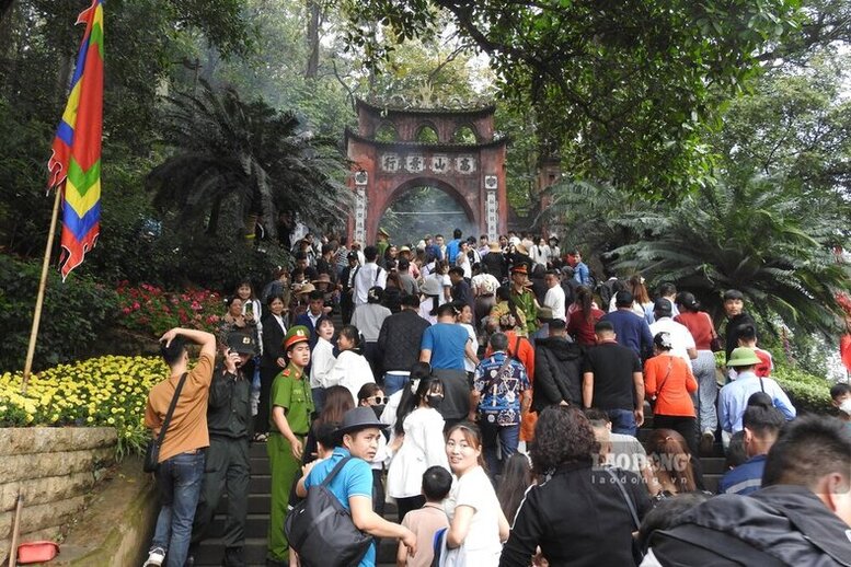 Du khach tray hoi o khu du lich Den Hung, Phu Tho dip Gio To Vua Hung 2025. Anh: To Cong