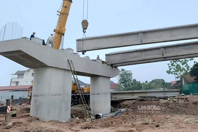 Người dân mừng rỡ khi các trụ cầu Phong Châu lộ diện