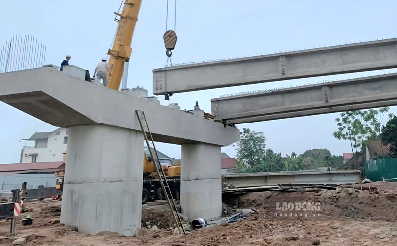 A new Phong Chau bridge pier after completion was quickly installed with girders. Photo: To Cong