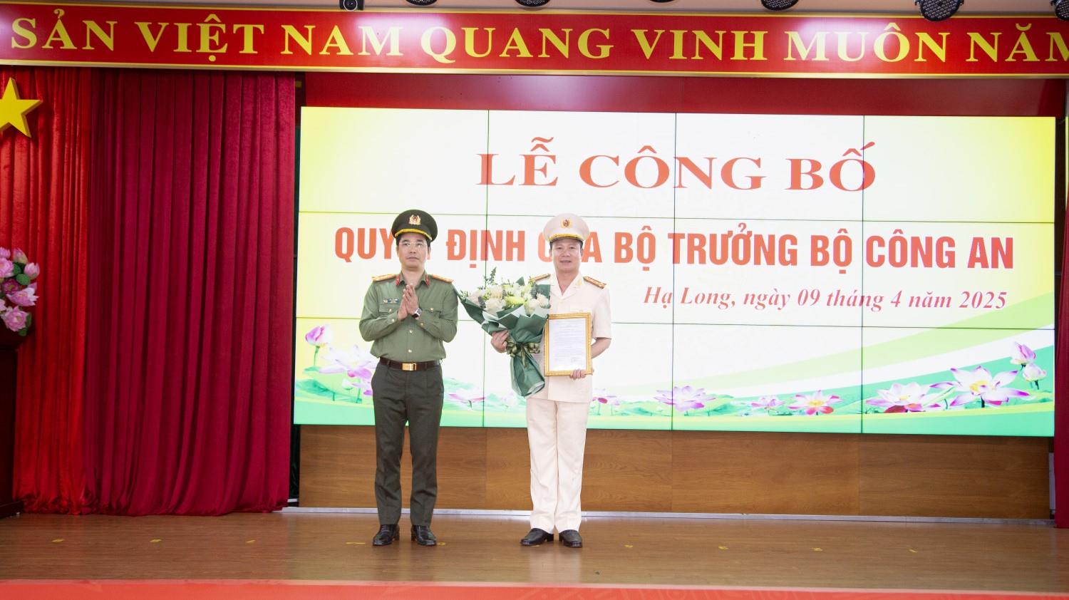 Authorized by the Minister of Public Security, Colonel Tran Van Phuc - Member of the Provincial Party Committee Standing Committee, Party Committee Secretary, Director of Quang Ninh Provincial Police - presented the decision to promote the rank of Lieutenant Colonel to Colonel to Mr. Le Hong Van - Deputy Director of the Provincial Police. Photo: Quang Ninh Provincial Police