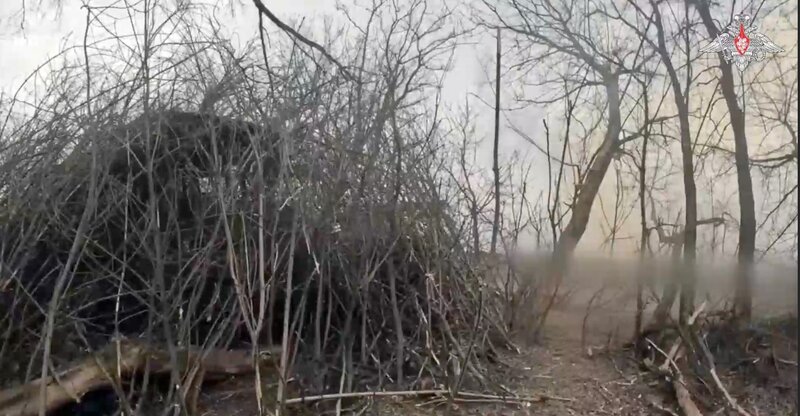 Los tanques rusos estaban cuidadosamente disfrazados para apoyar a los soldados que iban a atacar. Imagen: cortada de un video del Ministerio de Defensa ruso