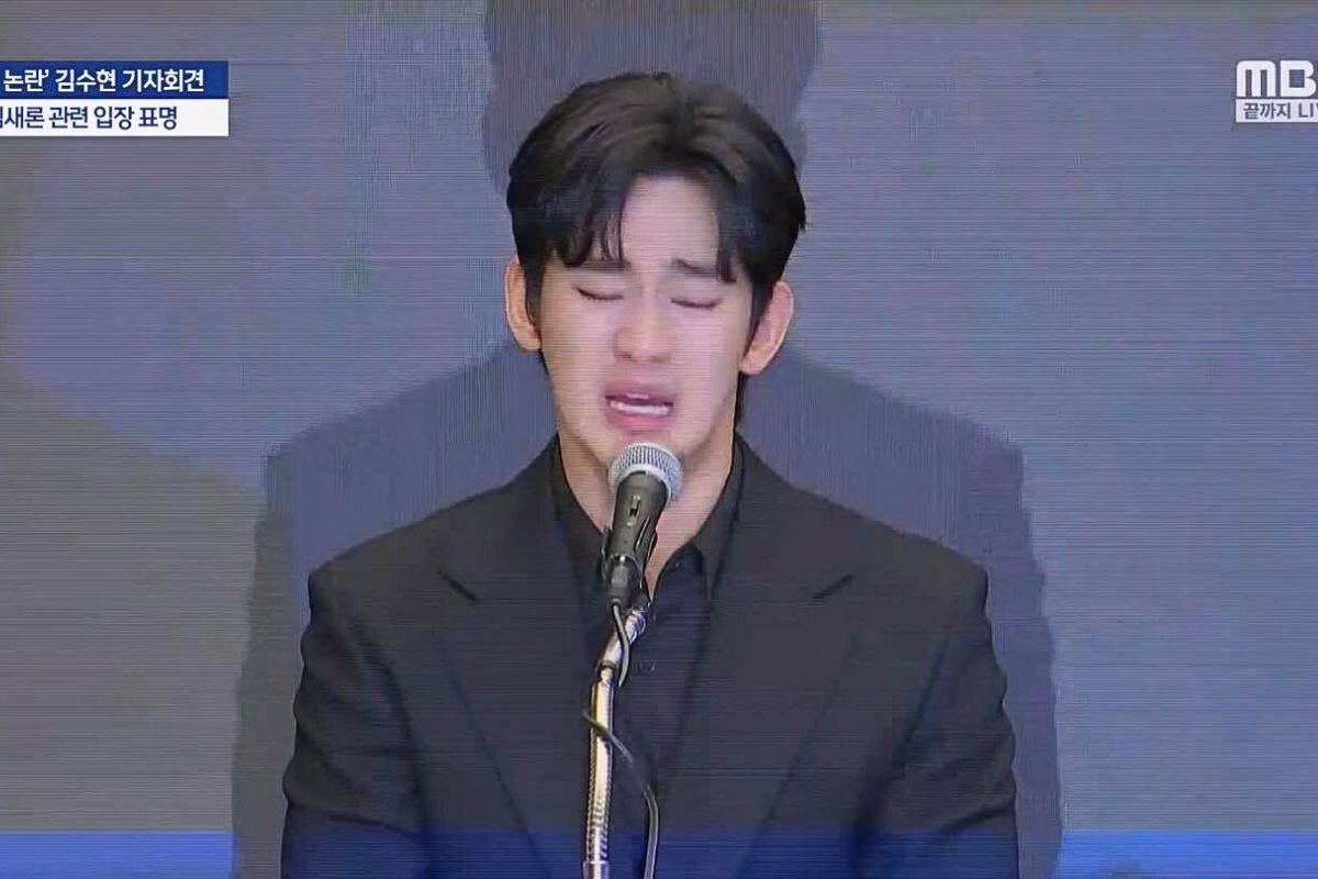 Kim Soo Hyun khoc trong hop bao. Anh: cat video