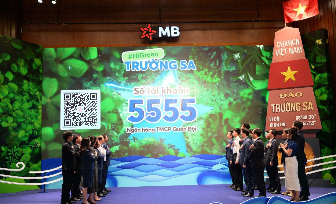 The flag-raising ceremony at the HiGreen Truong Sa Program was organized by MB in coordination with the Navy. Photo: PV