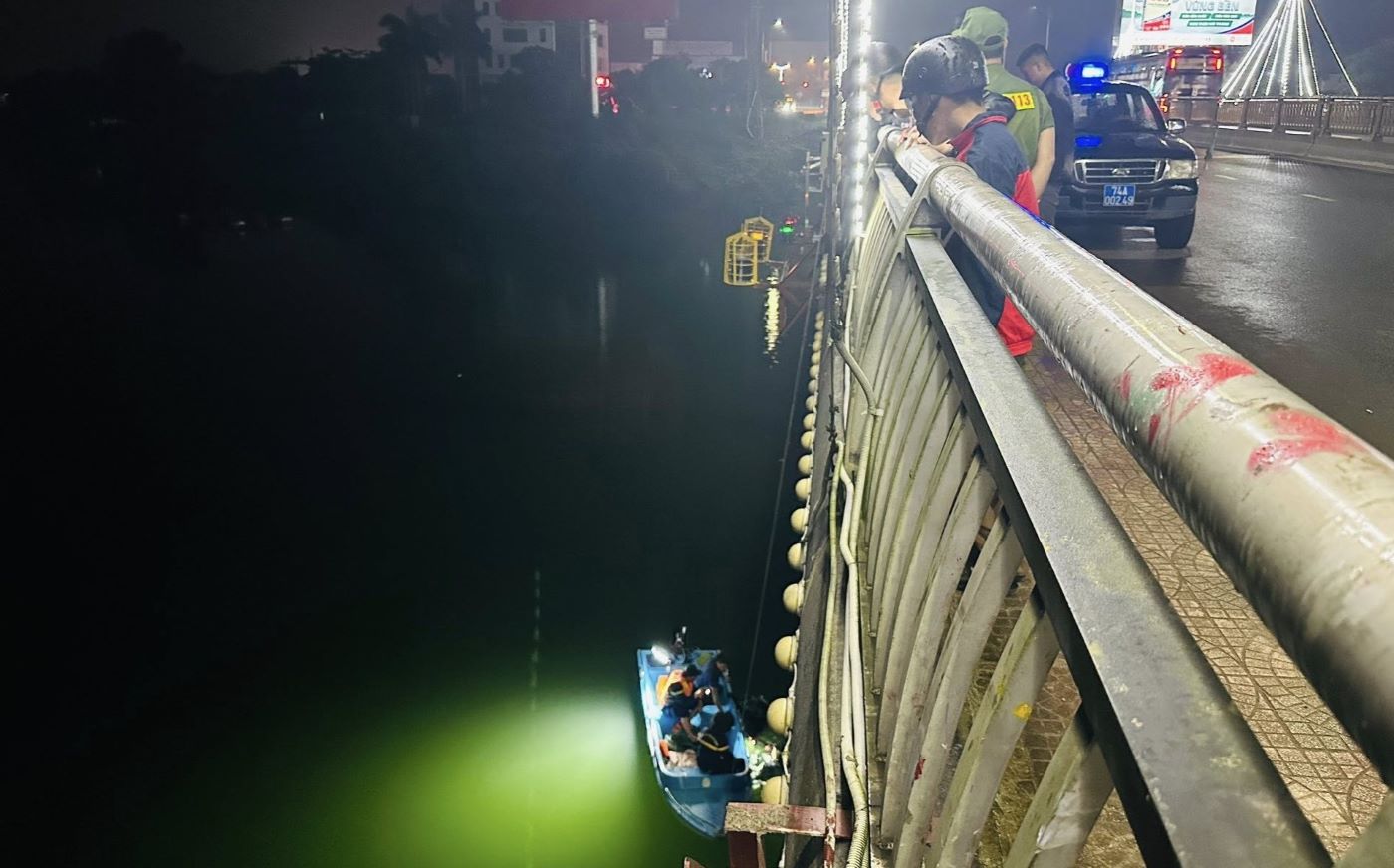 Rescue forces are searching for a young man suspected of being missing in the river. Photo: Quang Tri Police