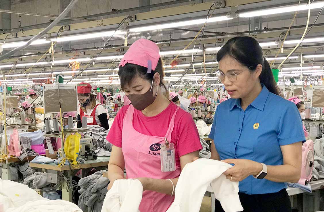 El presidente de la LDP de la provincia de Tuen Quang, Nguyen Thi Thu Thu, visito, y tomo en cuenta las aspiraciones de la LDP. Foto: Minghui. El hombre que hizo el video.