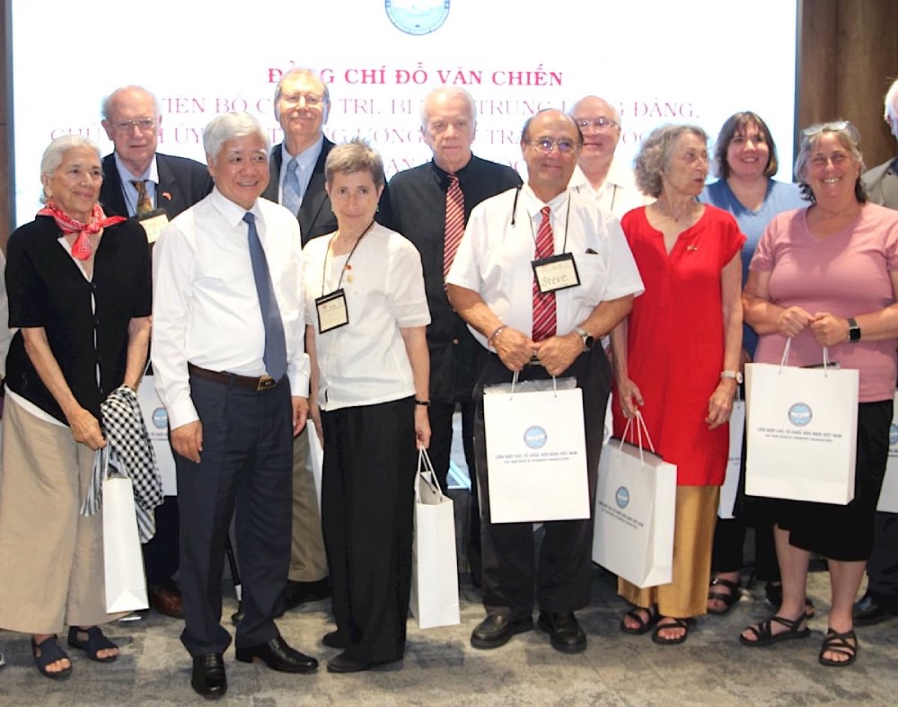 El presidente del Comite Central del Frente de la Patria de Vietnam, Do Van Quang (el segundo desde la izquierda) entrego regalos y se tomo una foto conmemorativa con amigos internacionales. Imagen de la ONU