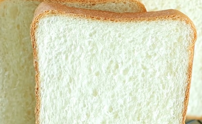 White bread is considered one of the foods that negatively affects blood sugar levels. Photo: Kieu Vu