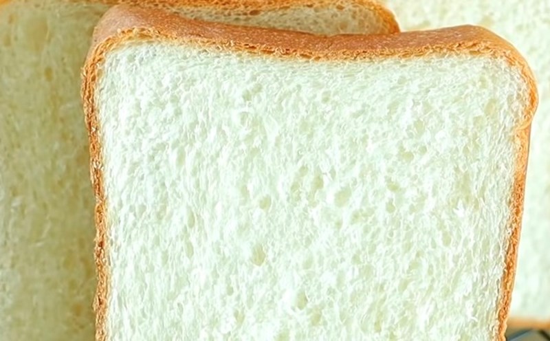 White bread is considered one of the foods that negatively affects blood sugar levels. Photo: Kieu Vu