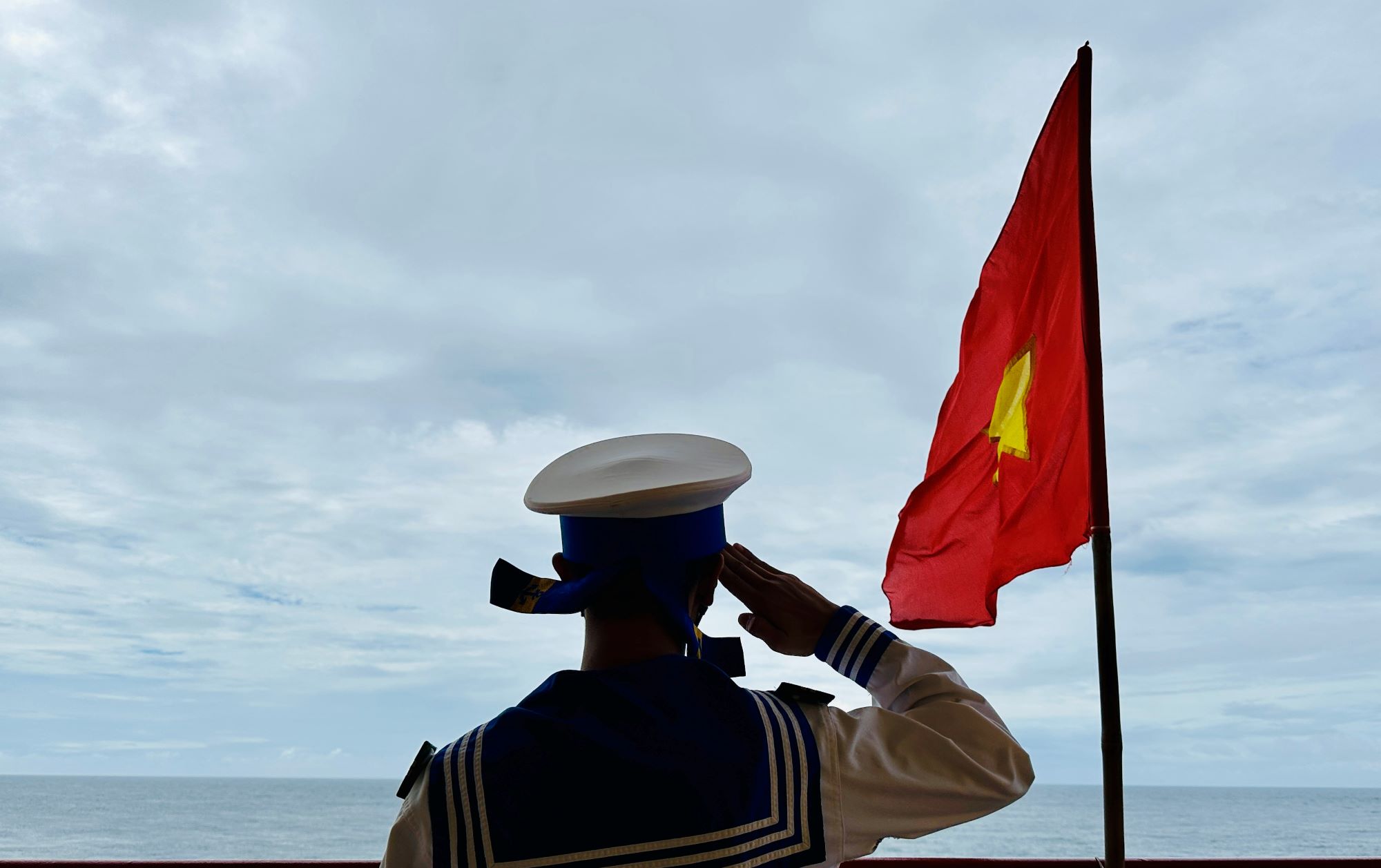 The image of the Navy soldiers is both brave and optimistic in the face of the storms of the sea. Photo: THI DUNG