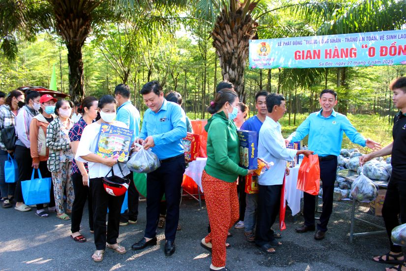 Trao tang qua 0 dong tai le phat dong Thang Cong nhan 2025 cua Cong doan cac khu cong nghiep, khu kinh te Dong Thap. Anh: Thanh Mai
