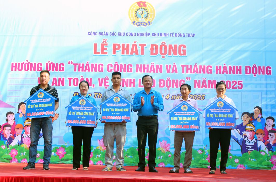 Pho Chu tich LDLD tinh Dong Thap Nguyen Thanh Tuan trao Mai am Cong doan cho doan vien kho khan ve nha o tai le phat dong Thang Cong nhan cua Cong doan cac khu cong nghiep, khu kinh te Dong Thap. Anh: Thanh Mai 