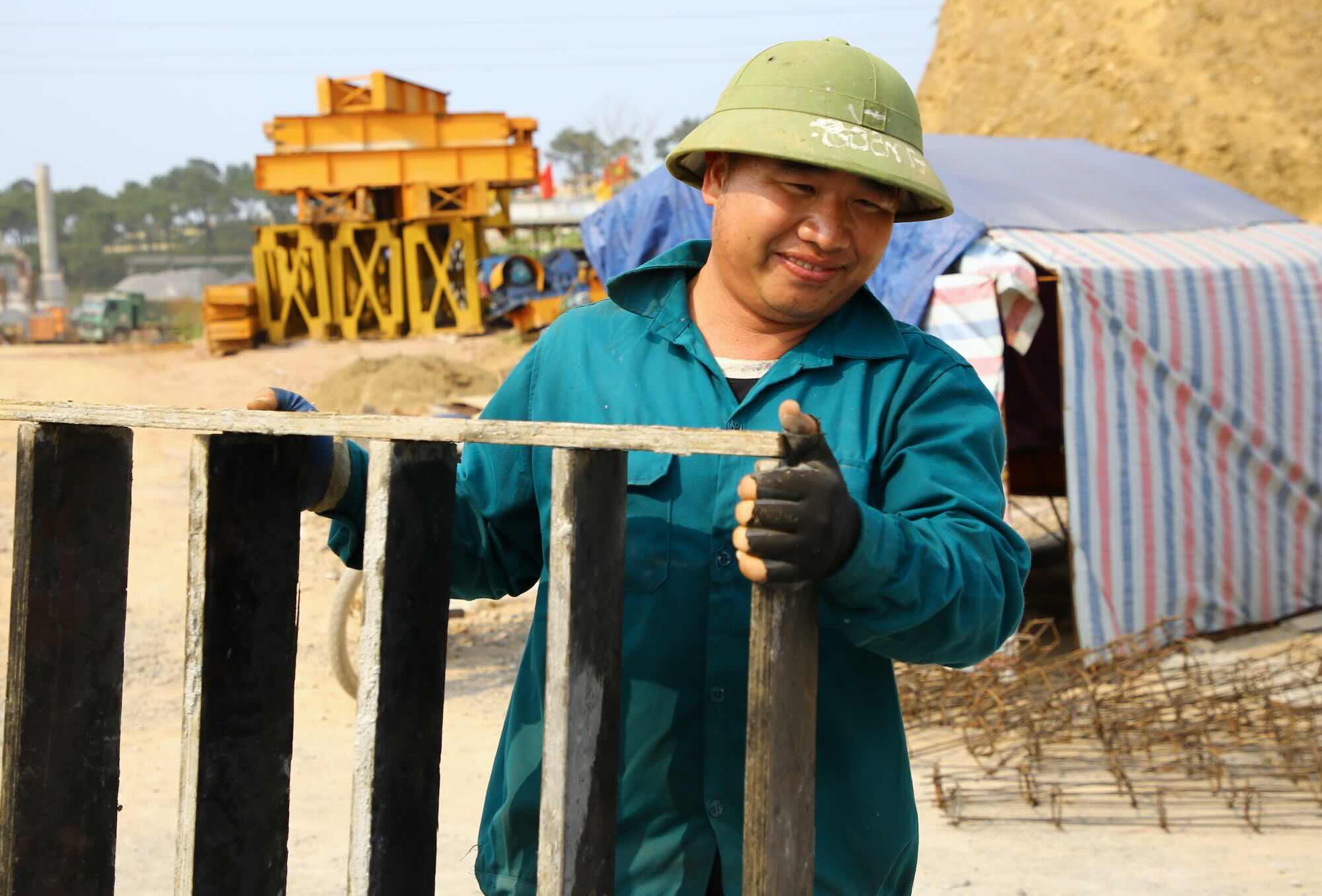 El Sr. Lo Van Phong trabaja en la construccion de la autopista Vung Anh - Bung. Imagen: El amanecer