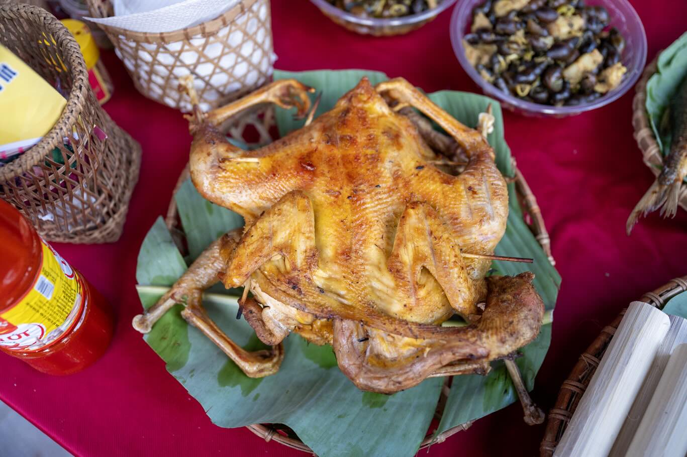 Du khach con co co hoi duoc thuong thuc nhung mon ngon doc dao khac den tu dong bao cac dan toc thieu so vung cao Nam Dong (nay la Phu Loc), A Luoi va cac nha hang, khach san noi tieng tai dia phuong.