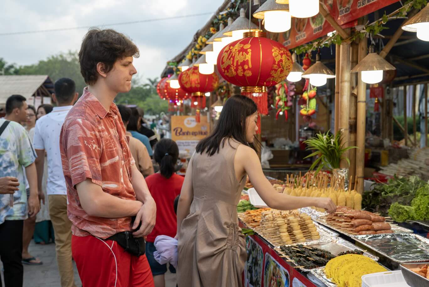 Chuong trinh cung la dip gioi thieu, thu nghiem nhieu san pham am thuc moi nhu du lich am thuc ve dem, du lich lang nghe gan voi mon an truyen thong… Qua do, tung buoc hinh thanh cac tour chuyen de am thuc hap dan, gop phan lam phong phu san pham du lich Hue.