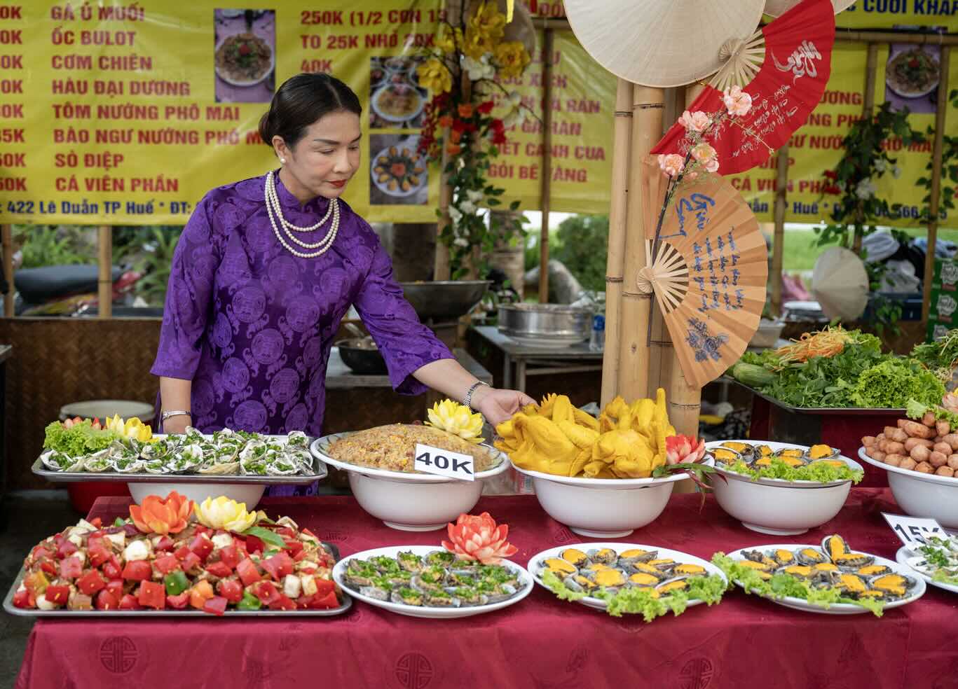 Giam doc So Du lich TP.Hue Tran Thi Hoai Tram cho biet, tu com hen, bun bo, banh beo, nam, loc den nem cong, cha phuong, bat buu… moi mon an deu mang hoi tho sau lang, tao nha, dam da ban sac Hue. Voi su tinh te trong che bien, hai hoa ve huong vi, thanh lich trong trinh bay, am thuc Hue khong chi la mon an ma con la cau chuyen ve lich su, van hoa va con nguoi Co do.