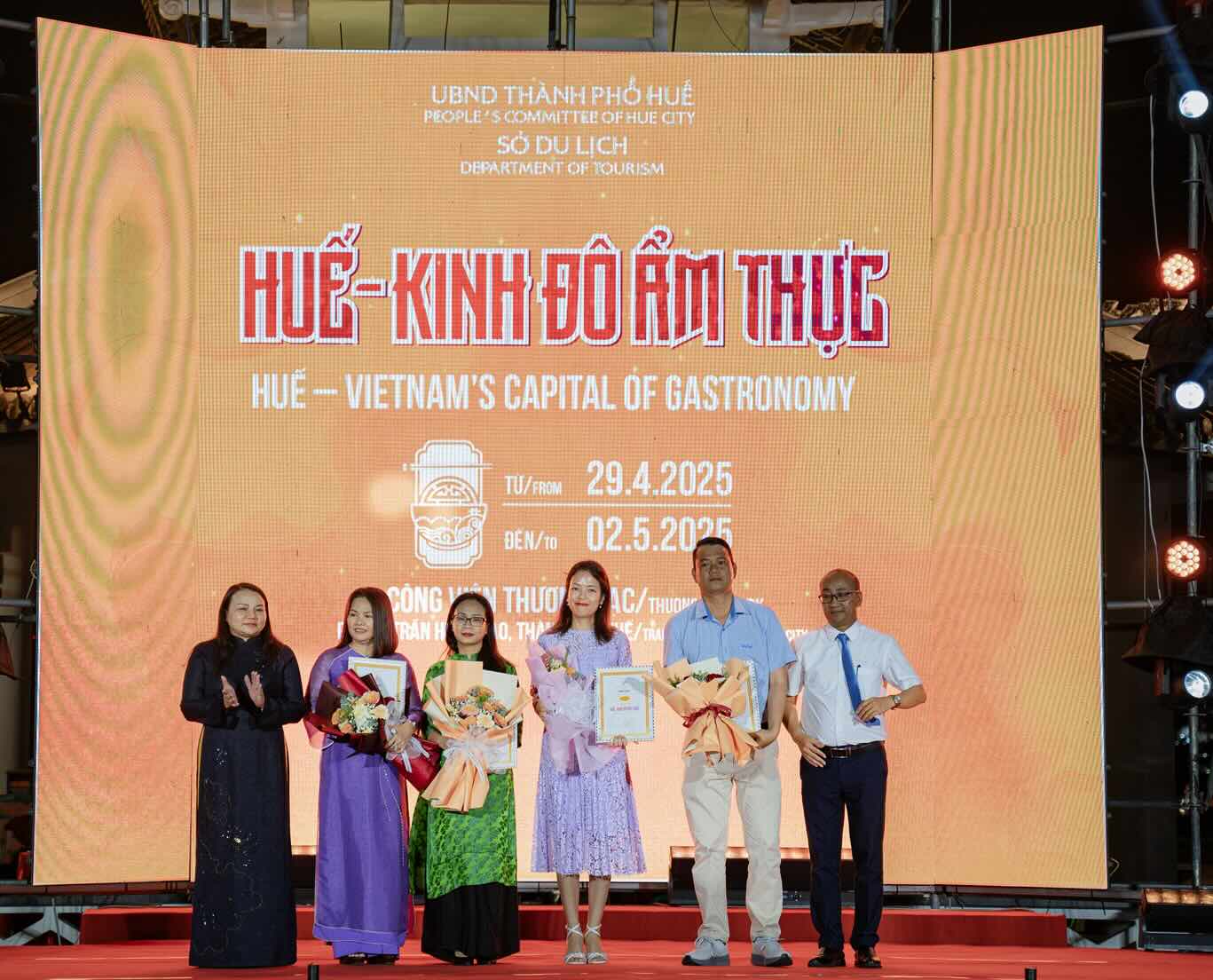 Diem nhan cua chuong trinh la trai nghiem trien lam am thuc 3D bang cong nghe AR va Hologram, kham pha khong gian da giac quan cua cac nhan hang. Du khach con duoc thuong thuc cac tiet muc nghe thuat, tham gia tro choi tai cac gian hang am thuc. Dip nay, So Du lich TP.Hue cung ra mat “Bo nhan dien Hue – Kinh do am thuc”.