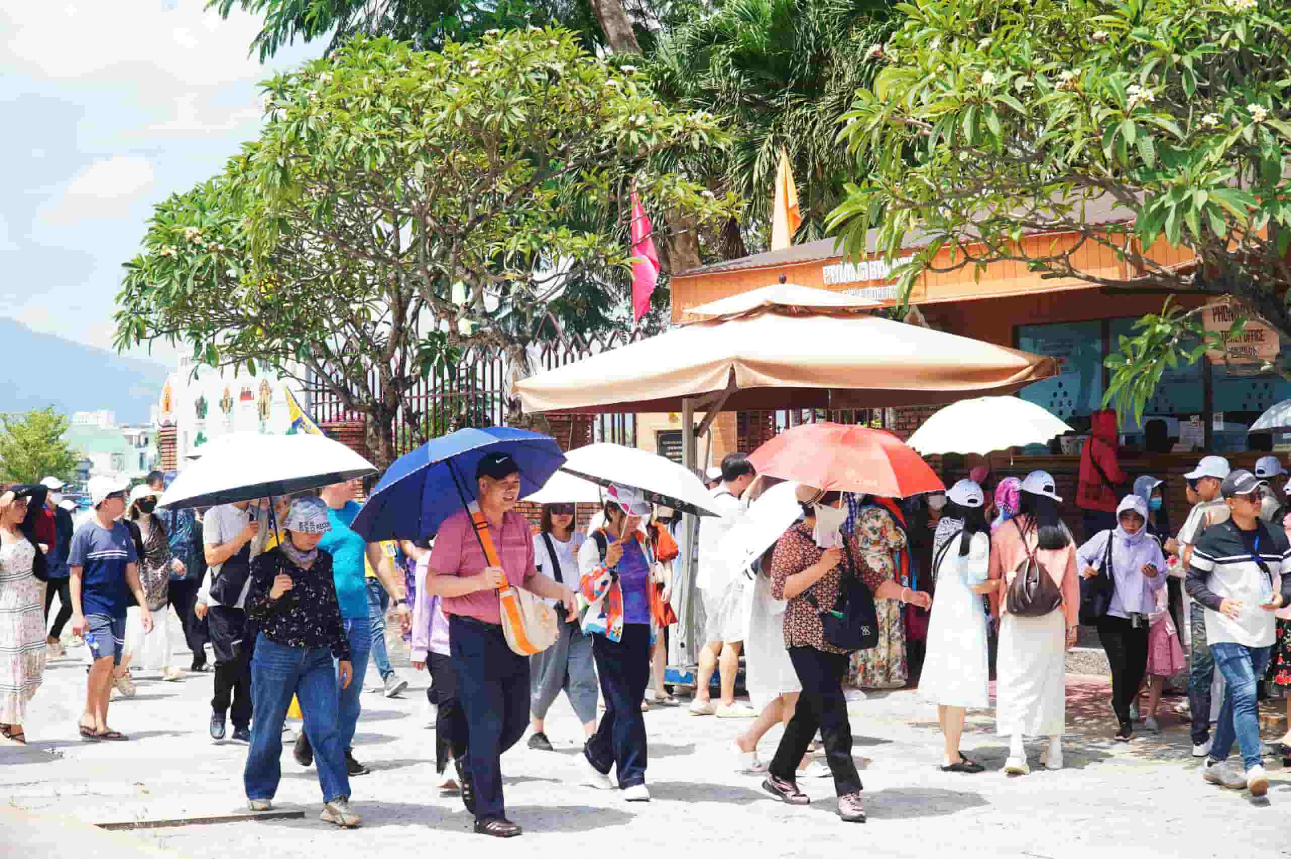 Turistas que visitan la Torre de la Señora Ponagar, en la ciudad de Nha Trang. Imagen de Hyo Long