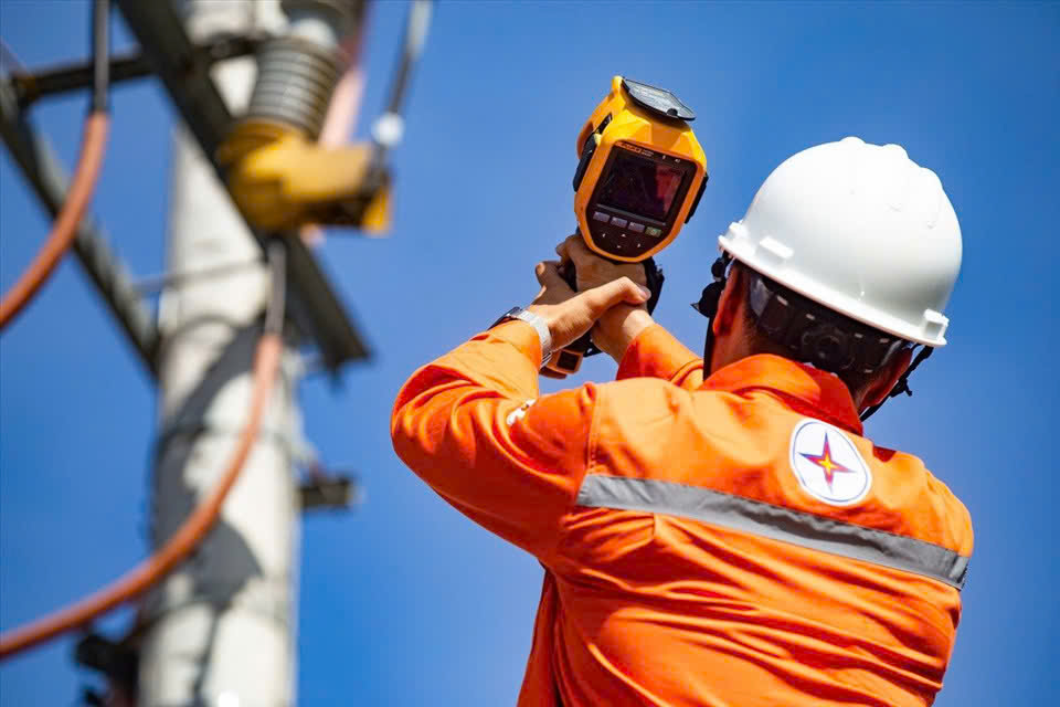 Los trabajadores de la industria electrica siempre responden a los movimientos de competicion de iniciativas e innovaciones coordinados por el Sindicato de Electricidad de Vietnam. Imagen de la pagina web de EVN