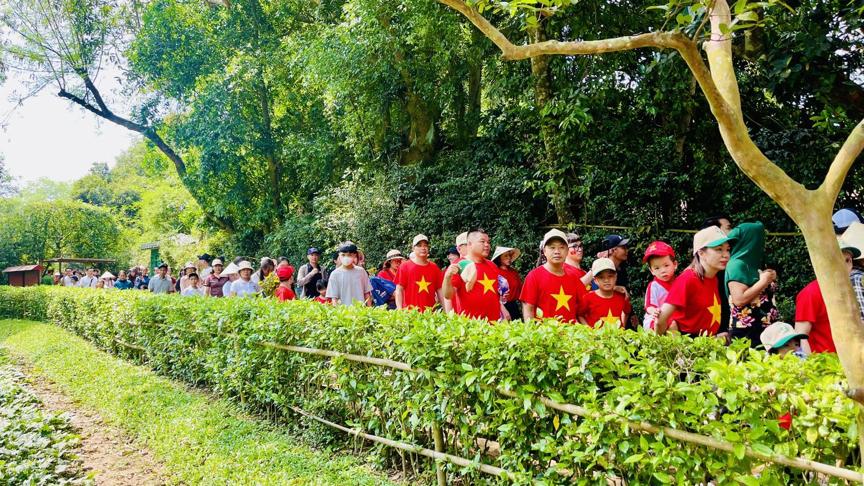 Miles de personas vestidas de rojo y estrellas doradas visitan tu tierra natal en la fiesta. Imagen: El diamante ingles