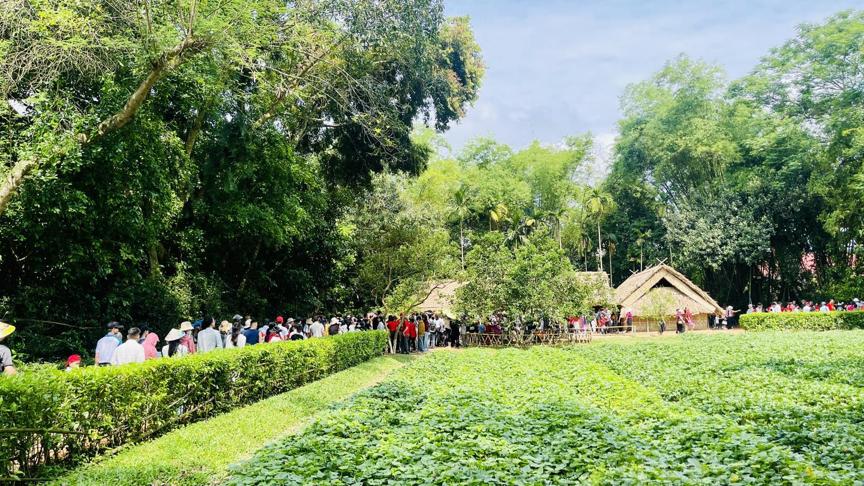 Ai cung muon chiem nguong can nha tranh noi da sinh ra vi lanh tu vi dai cua dan toc. Anh: Ngoc Anh