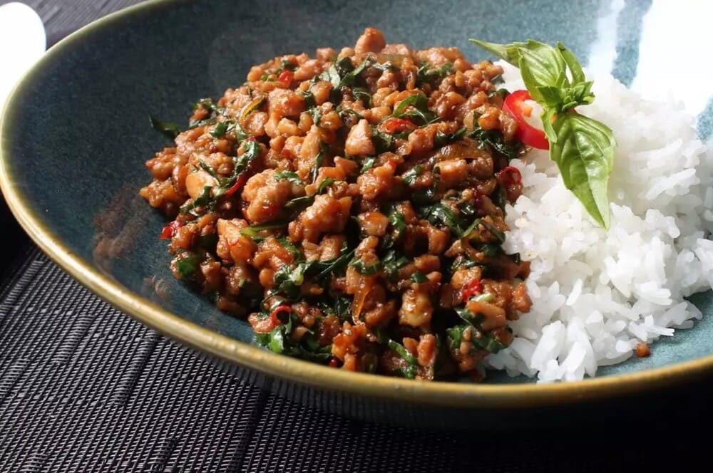 Stir-fried basil chicken is delicious, easy to make with simple ingredients. Photo: Quoc Chung