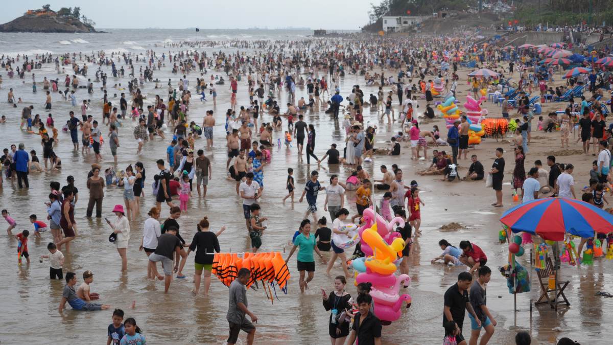Los turistas se concentran en el este de la playa de baño de Wung Tsai a las 30 de abril. Imagen de la ciudad de An