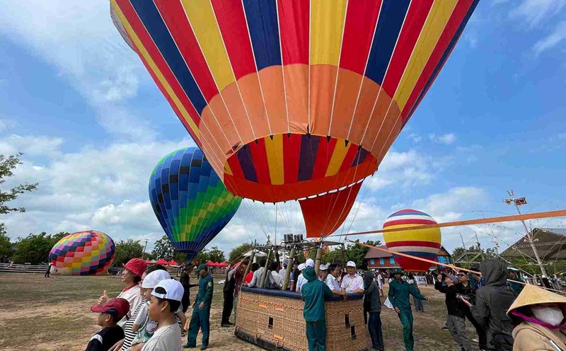 The authorities ensure the safety of tourists when traveling hot air balloons. Photo: Bao Trung