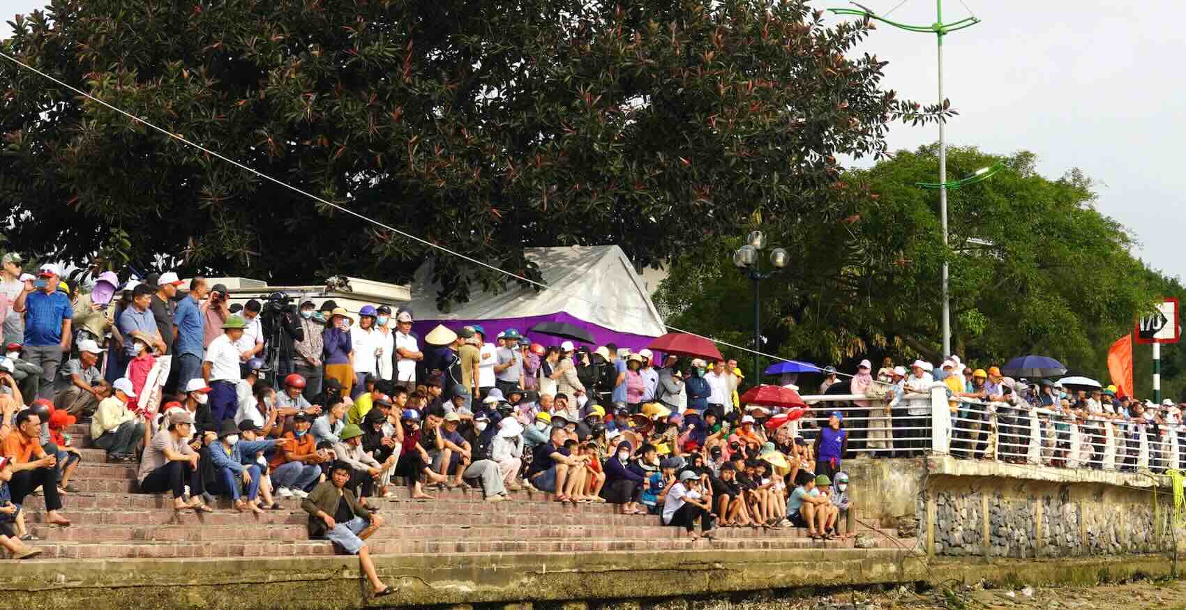 Thousands of people gathered on the two banks of the Nhat Le River to watch the traditional boat race. Photo: Van Trinh