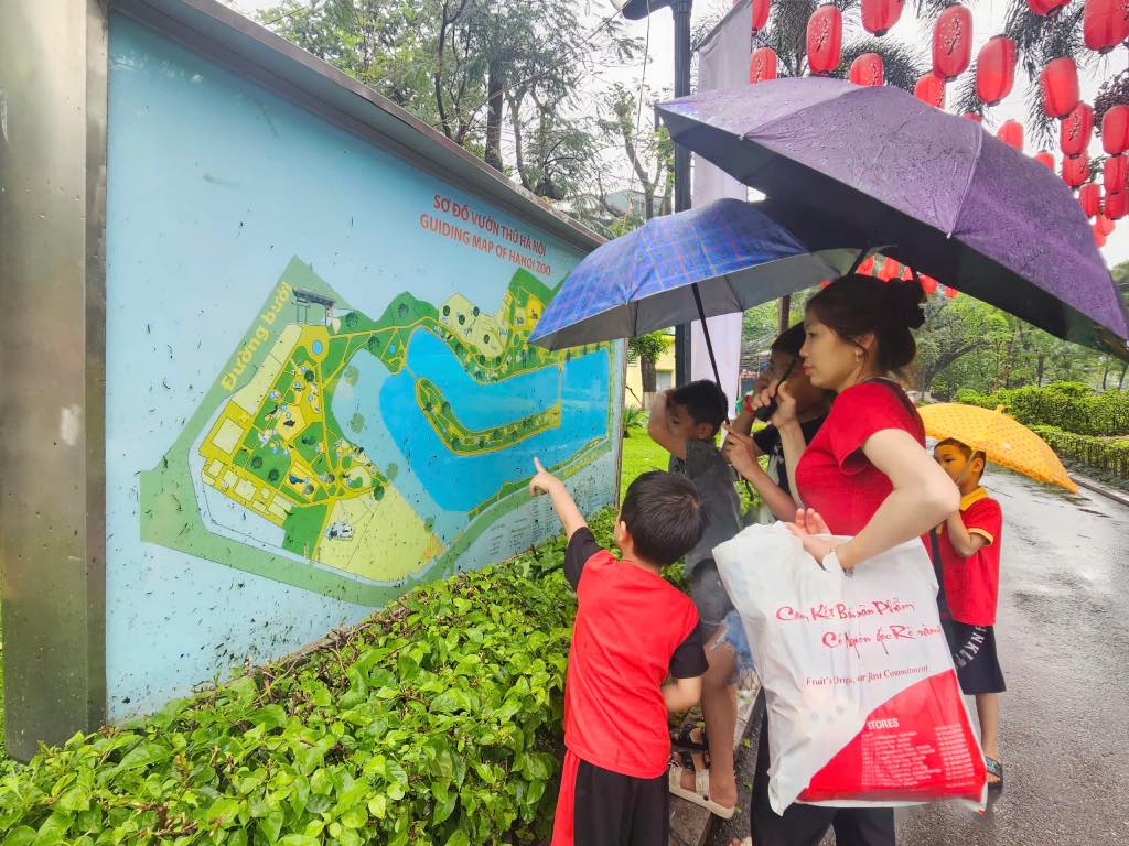 Nhieu em nho duoc phu huynh dan di tham quan Vuon thu Ha Noi. Anh: Tat Thao