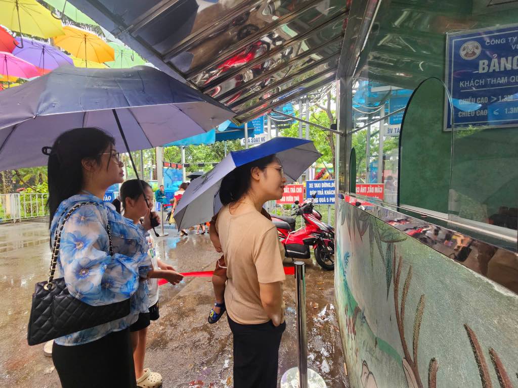 Nguoi dan mua ve vao tham quan Vuon thu Ha Noi. Anh: Huu Chanh