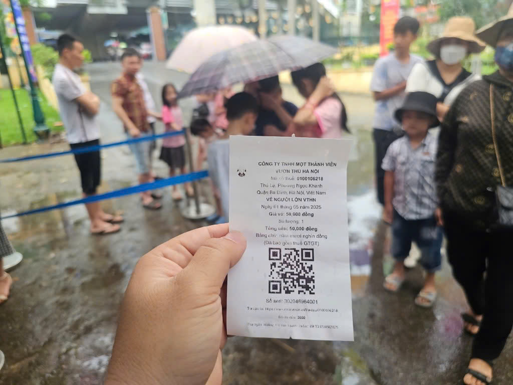 Gia ve vao cua cho nguoi lon la 50.000 dong. Anh: Tat Thao