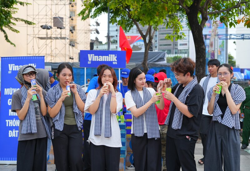 Người dân dù lứa tuổi nào, thế hệ, nghề nghiệp nào cũng đều hòa mình hân hoan kỷ niệm ngày đại thắng, thống nhất non sông. Ảnh: Vinamilk