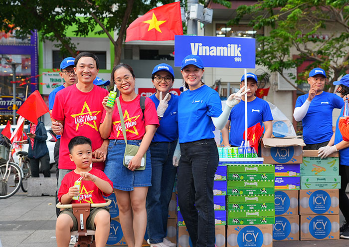 Không chỉ tiếp ứng cho lực lượng diễu binh, Vinamilk cũng trao tặng sản phẩm, hòa chung niềm hân hoan của người dân mừng đại lễ. Ảnh: Vinamilk