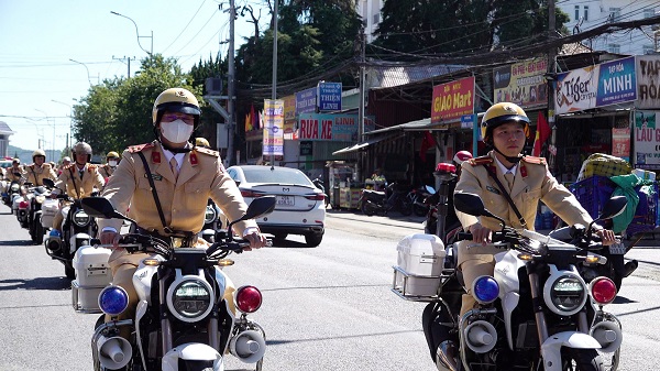 La policia advierte a la gente que cumpla con las normas de transito para evitar multas por frio. Ilustracion de la policia de Lin Dong