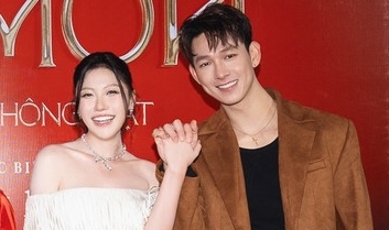 Uyen An and Song Luan held hands while attending the event. Photo: Producer of the movie The Bride of a Rich Family