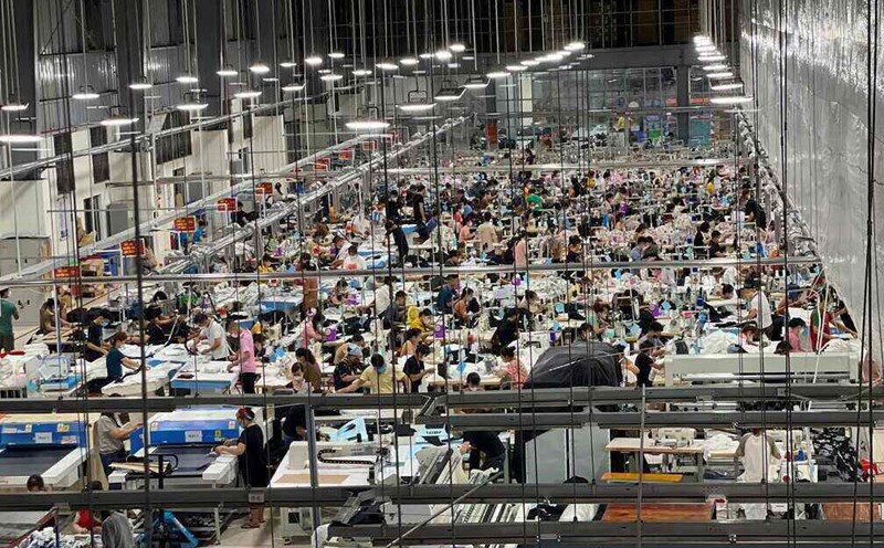 Workers working on the occasion of the April 30 - May 1 holiday can receive at least 400% of their salary. Photo: Minh Huong