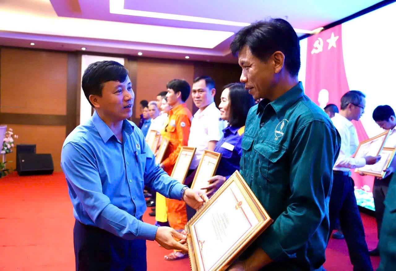 El Sr. Nguyen Van Danh - Presidente de la Asociacion de Trabajadores de la Provincia de Ha Tinh - entrego una placa de reconocimiento a los trabajadores laborales tipicos. Imagen de la transmision de Spring