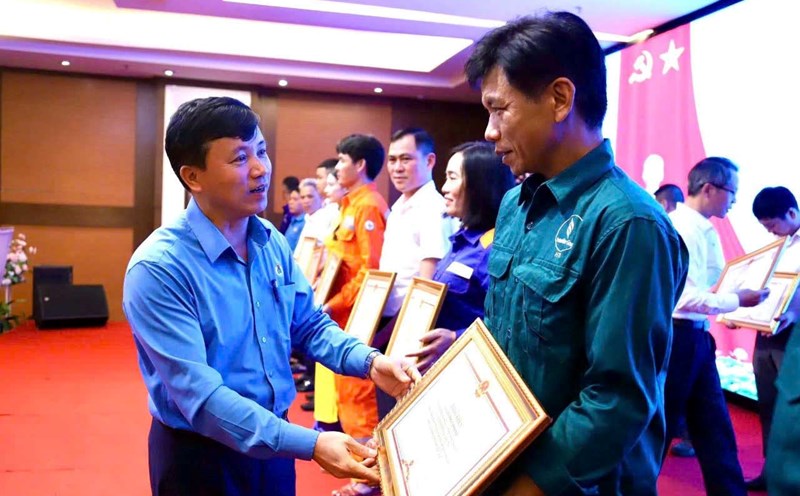 Mr. Nguyen Van Danh - Chairman of the Ha Tinh Provincial Federation of Labor - awarded a certificate of merit to outstanding workers. Photo: Xuan Truyen