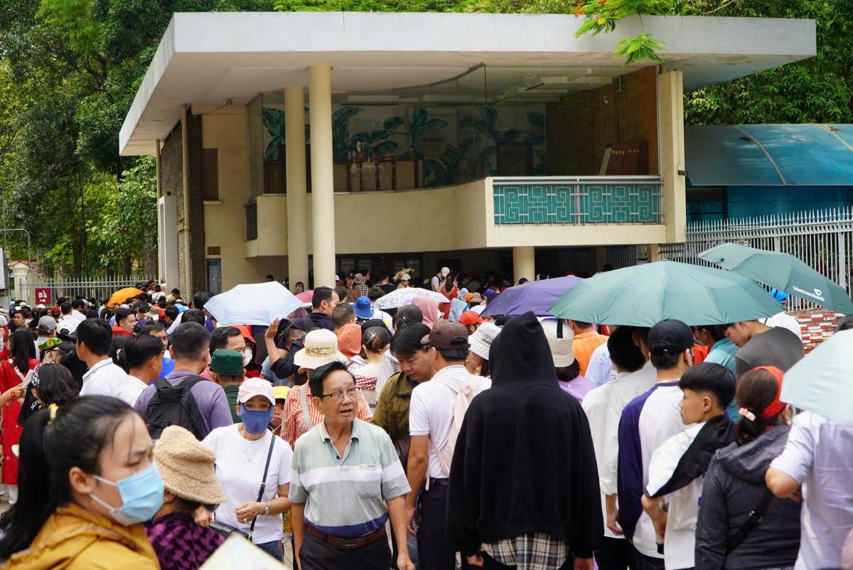 A long line of people lined up to buy tickets to visit the Doc Lap Palace. Photo: Chan Phuc