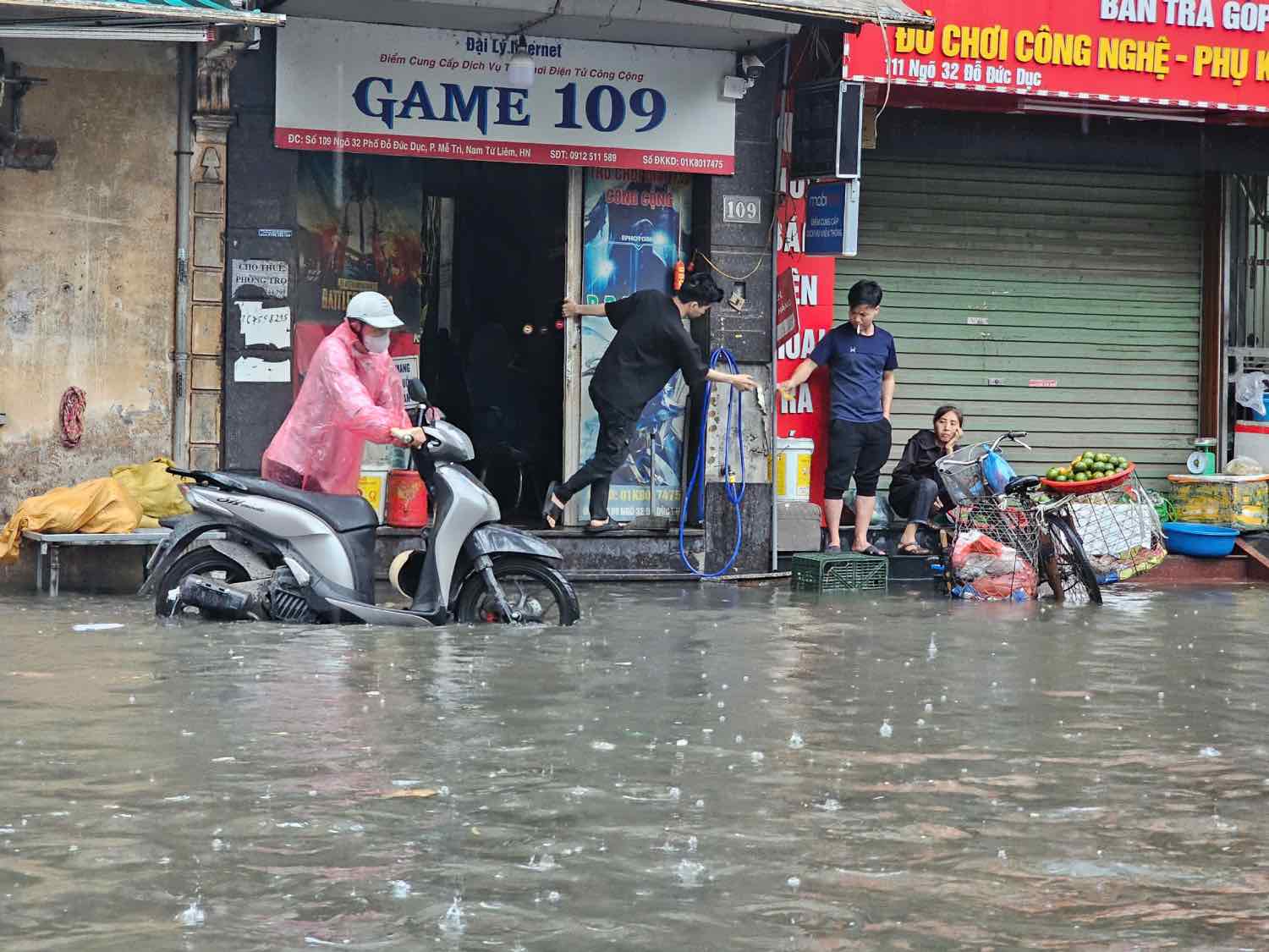 La calle 32 de Do Do Do (distrito de Mekong, sur de Liem) esta inundada despues de las fuertes lluvias de esta mañana. Imagen de la derecha