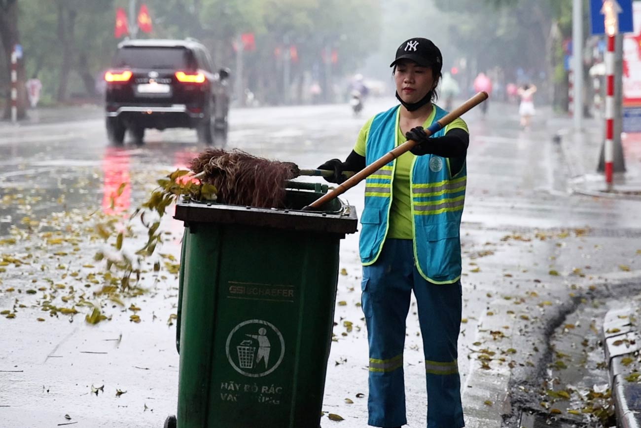 Trabajadores ambientales hacen ceremonias, mantienen limpias las calles de Hanoi