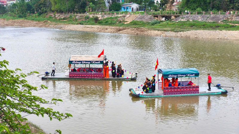 The landscape along the banks of the Bang Giang River has improved a lot after the water level rose. Photo: Tan Van