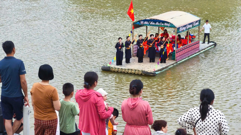 Khan gia o nhieu do tuoi cung hao huc don xem cac tiet muc nghe thuat. Anh: Son Viet