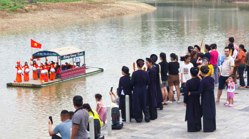 Hoat dong hat Then - dan Tinh tren song thu hut dong dao nguoi dan don xem. Anh: Son Viet