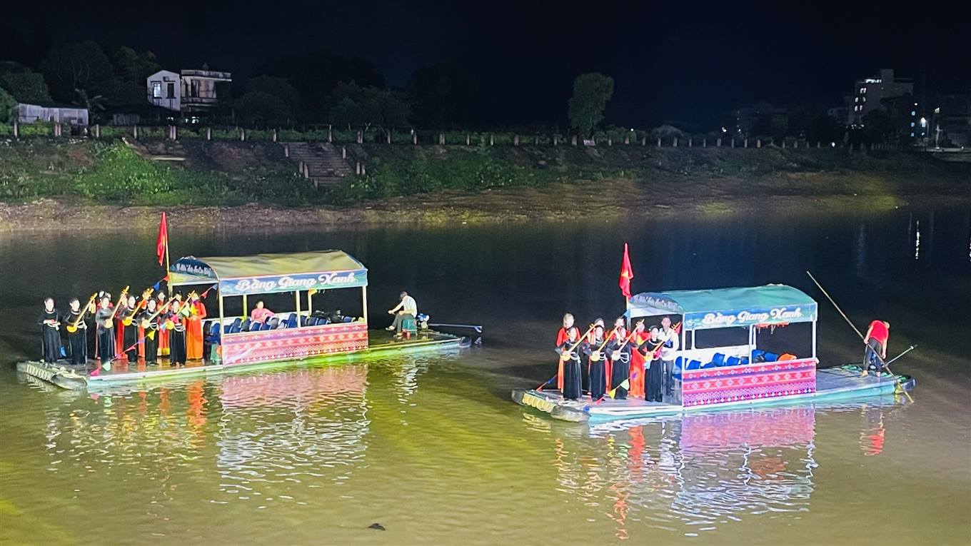 Sau khi nuoc duoc dang, hoat dong hat Then - dan Tinh tren song duoc trien khai. Anh: Son Viet